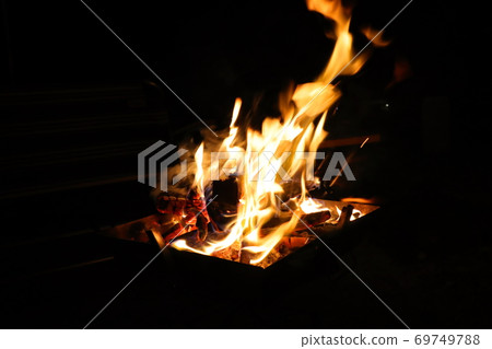 Image of bonfire 69749788