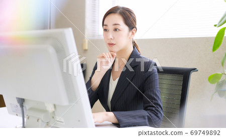 在辦公室里工作的女商人(擔心) 在辦公室里工作的女商人(擔心) 69749892