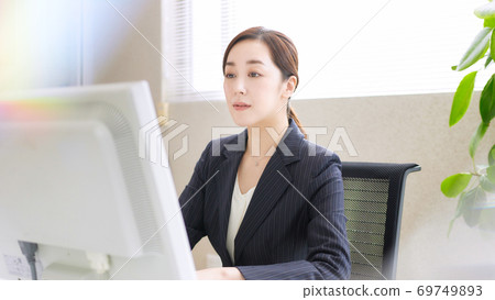 在辦公室里工作的女商人(擔心) 在辦公室里工作的女商人(擔心) 69749893