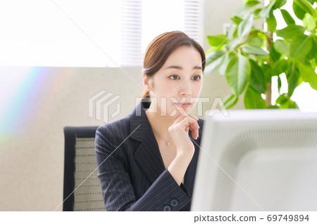 在辦公室里工作的女商人(擔心) 在辦公室里工作的女商人(擔心) 69749894