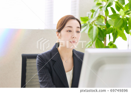 在辦公室里工作的女商人(擔心) 在辦公室里工作的女商人(擔心) 69749896
