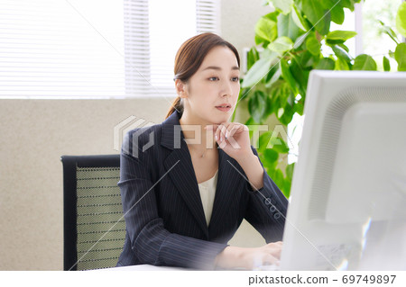Business woman working in the office (worried) Business woman working in the office (worried) 69749897