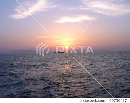 船和夕陽的風景 69750417