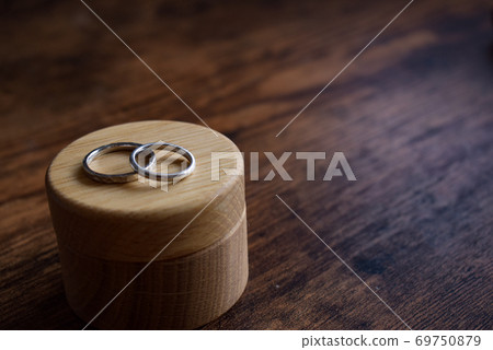 Pairing on the desk 69750879