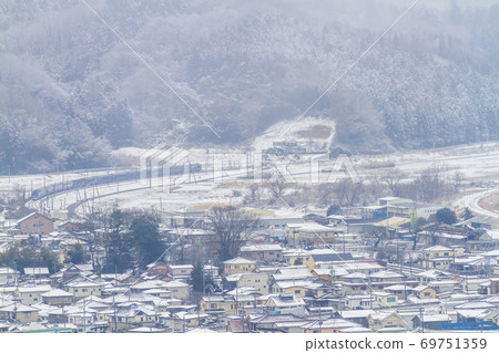 宮城縣大河原町的臥舖特快北斗越經過多雪的大河原 宮城縣大河原町的臥舖特快北斗越經過多雪的大河原 69751359