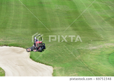 Care work around the bunker on the golf course 69751548