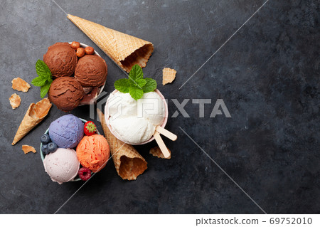 Berry, vanilla and chocolate ice cream sundae Berry, vanilla and chocolate ice cream sundae 69752010