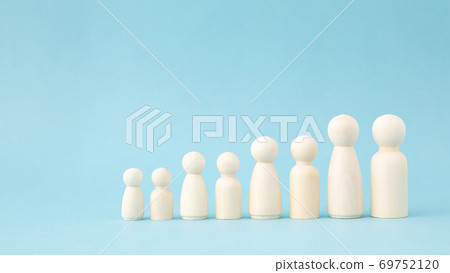 Alignment of wooden dolls 69752120