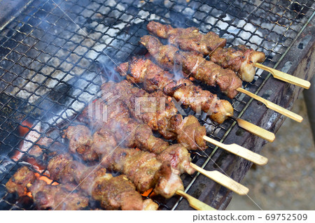 烤羊肉串 烤羊肉串 69752509