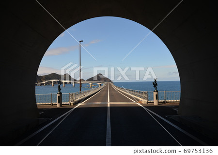 從中金島隧道看的橋 從中金島隧道看的橋 69753136