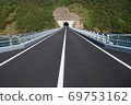 從小島大橋中心線在中島島一側看到的隧道 69753162