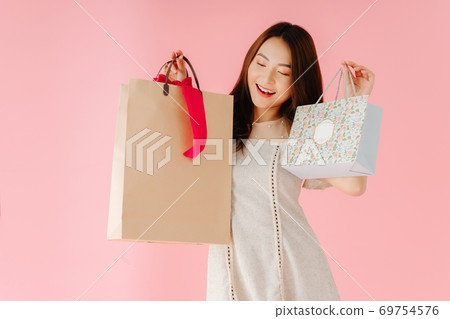 Girl Shopping 69754576