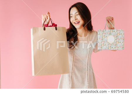 Girl Shopping 69754580