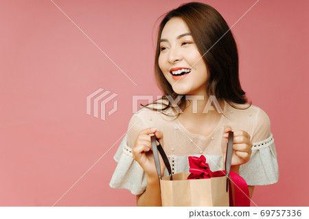 Shopping girl 69757336