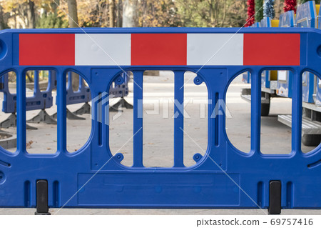 Without entry, prohibiting sign on the road, fencing, stopping the passage 69757416