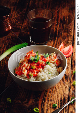 Scrambled eggs with tomatoes, leek and white rice 69760258