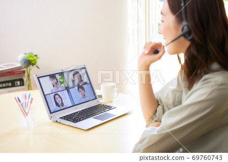 一個女人在客廳裡有一個在線會議 一個女人在客廳裡有一個在線會議 69760743