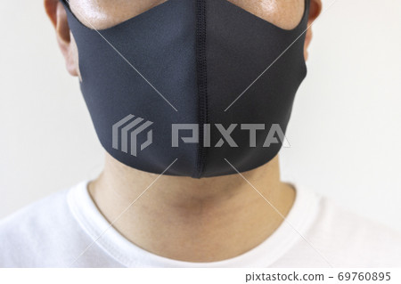 一個戴著黑色三維布口罩的男人 69760895