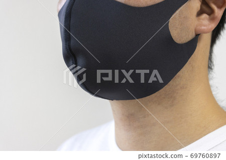 一個戴著黑色三維布口罩的男人 一個戴著黑色三維布口罩的男人 69760897