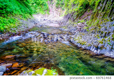 柱狀結和岩壁山間溪流 柱狀結和岩壁山間溪流 69761468