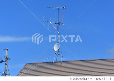 安裝在屋頂上的廣播接收天線 69761821
