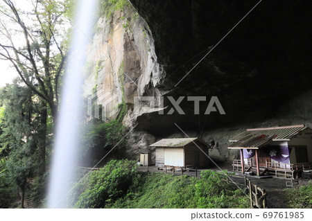 Falls under the shelf Falls under the shelf 69761985