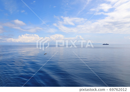 夏季白天從船上看新潟日本海的景色 夏季白天從船上看新潟日本海的景色 69762012