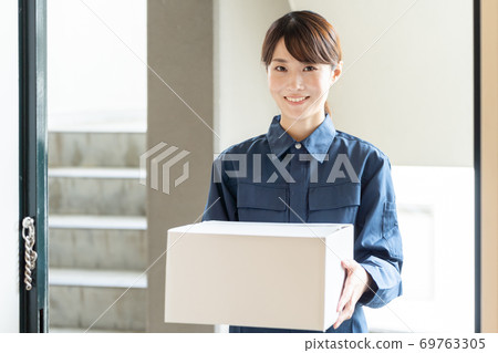 Female deliveryman image Female deliveryman image 69763305
