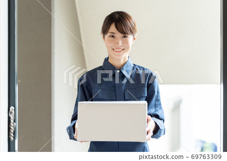 Female deliveryman image Female deliveryman image 69763309