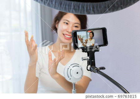一個女人用智能手機拍攝視頻 一個女人用智能手機拍攝視頻 69763815