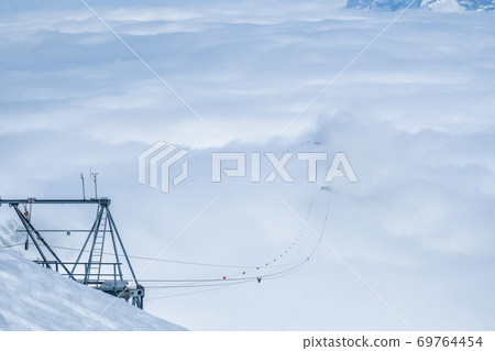 Cable car in fog from above on the mountain Schilthorn, Switzerland Cable car in fog from above on the mountain Schilthorn, Switzerland 69764454