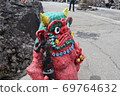 惡魔擠壓花園裡的惡魔雕像 69764632
