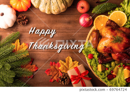 Thanksgiving roasted turkey or chicken and vegetables 69764724