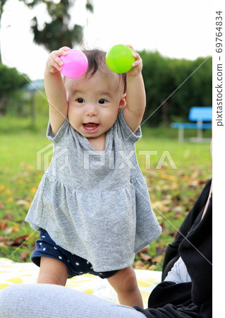 1歲女孩在秋天公園玩 69764834