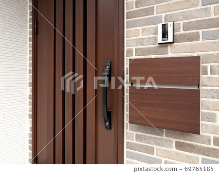 The entrance of a detached house 69765185