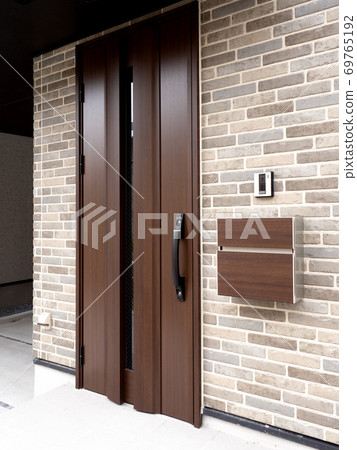 The entrance of a detached house 69765192