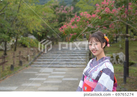 浴衣的日本美女 69765274