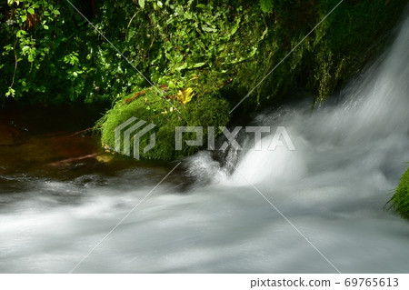 Flow from the source of the Shojinzawa springs 69765613