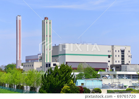 兩棟建築並排的環境中心 兩棟建築並排的環境中心 69765720