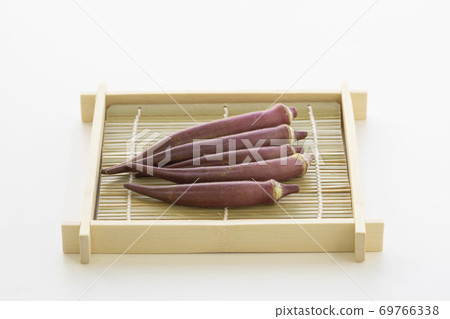 在籃子裡的紅色秋葵 在籃子裡的紅色秋葵 69766338