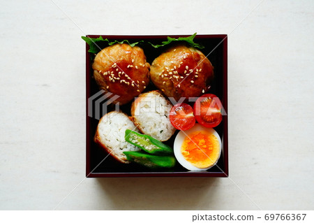 meat wrapped rice ball  69766367