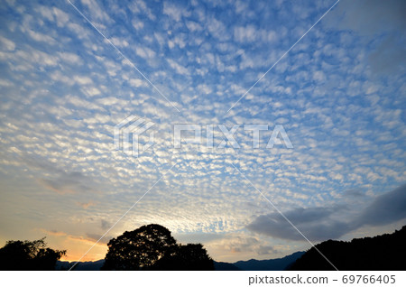 uroko雲與秋天的傍晚天空 uroko雲與秋天的傍晚天空 69766405
