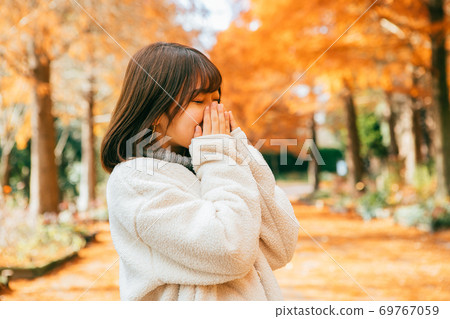 女人冷和秋天的落葉 69767059