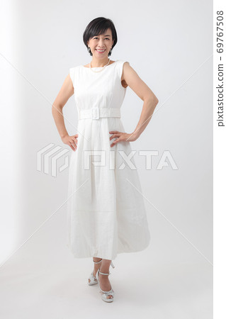 Middle woman short body in white dress Middle woman short body in white dress 69767508