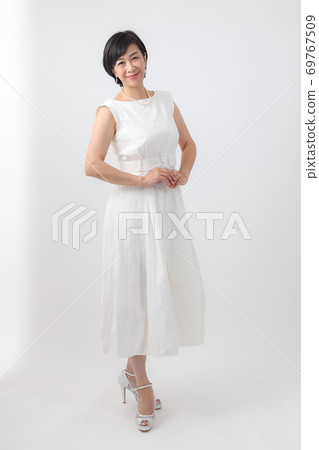 Middle woman short body in white dress Middle woman short body in white dress 69767509