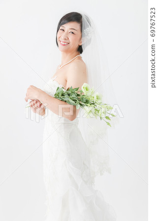 穿白色連衣裙的中年女人捷徑全身 69767523