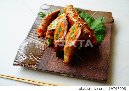 Vegetable meat roll 69767908