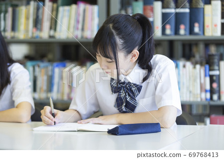 在圖書館學習的高中女生 69768413