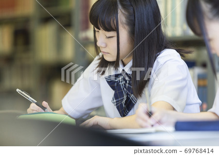 在圖書館學習的高中女生 69768414