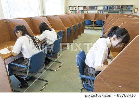 高中女生獨自學習 69768416